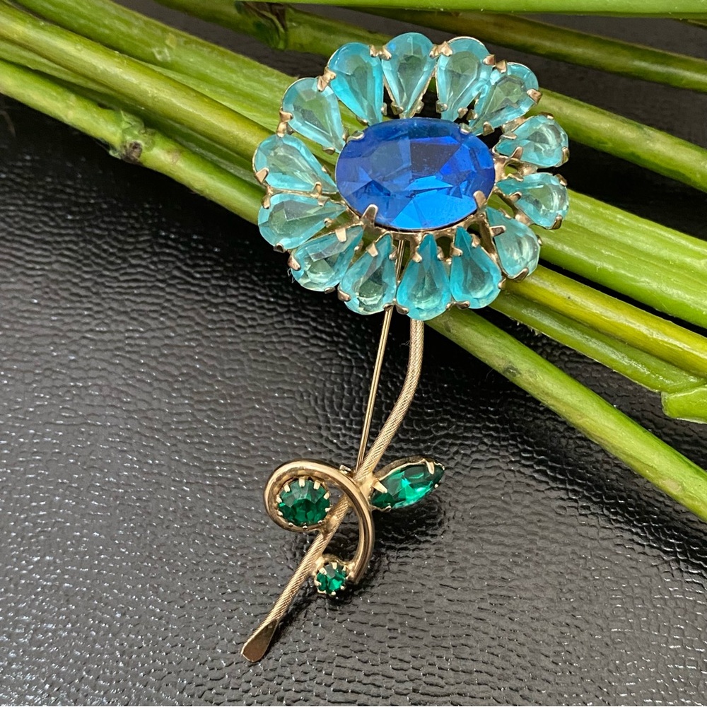 Vintage 60s Unsigned Juliana? Aquamarine Blue Rhinestones Daisy Flower Brooch